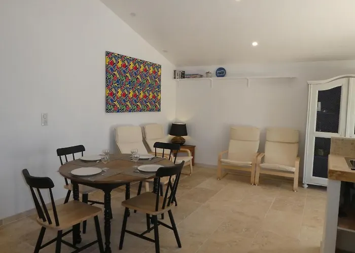 L'auguste לינה וארוחת בוקר וואלנסול